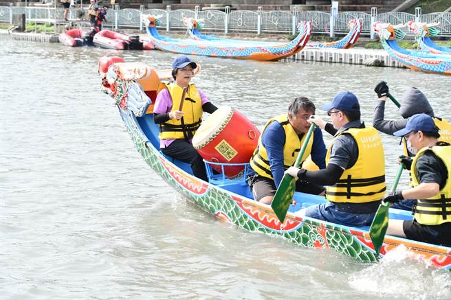 彰化县长王惠美（左一）日前带领彰县府团队到福鹿溪水道练习划龙舟，她担任提振士气的鼓手。（彰县府提供／孙英哲彰化传真）