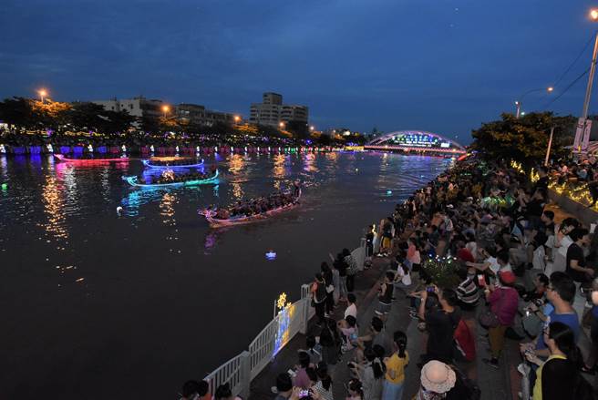 彰化县鹿港国际龙舟锦标赛今年正常举办，最受注目的夜间龙舟赛也重磅回归。（彰县府提供／孙英哲彰化传真）