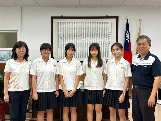 （左起）台東女中老師蘇靜芬、學生林沅柔、陳爰亘、陳温愷筠、楊閔淯、台東女中校長王垠。（國立台東女中提供／蔡旻妤台東傳真）