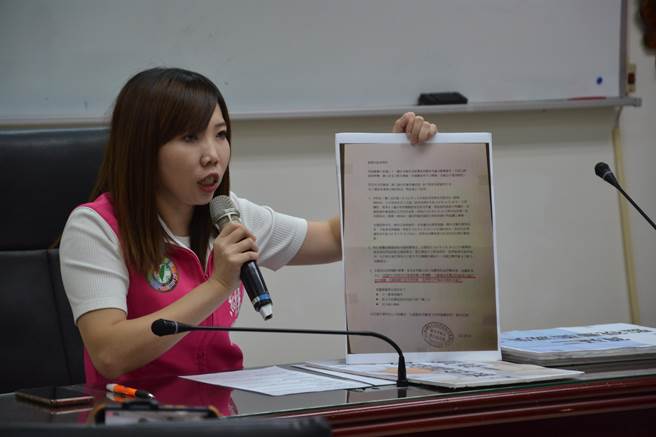 新北市板桥私幼疑似喂药案延烧，新北市议员张维倩今开记者会，她公布陈情家长音檔，提出2疑点，质疑市府有行政怠惰之嫌。（蔡雯如摄）