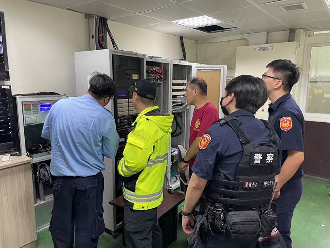 ▲市议员曾怡芳当下通知警消人员至现场确认警报问题。（曾怡芳办公室提供／徐佑升基隆传真）