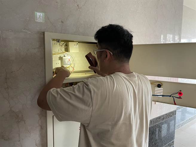 ▲消防人员确认警报设备及线路。（曾怡芳办公室提供／徐佑升基隆传真）