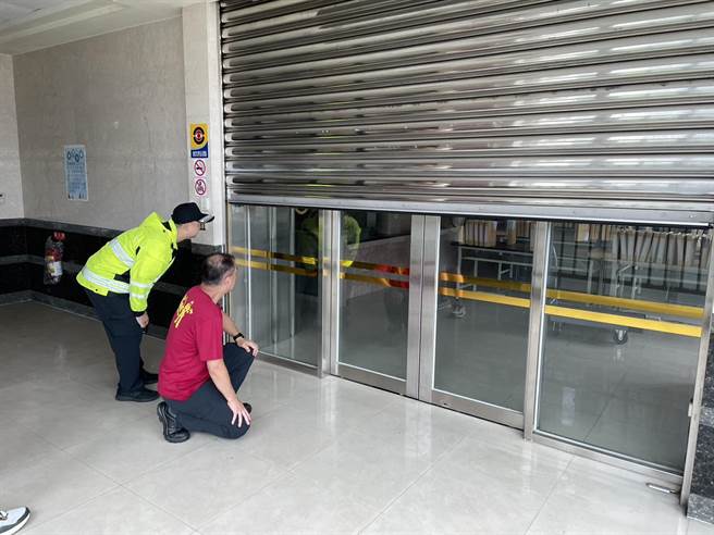 ▲消防人员确认消防相关设备运作，找出火灾警报问题。（曾怡芳办公室提供／徐佑升基隆传真）