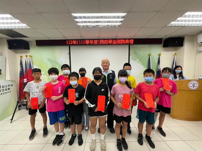 台電首度串聯全國20座電廠分別於各地共同舉行頒獎典禮，金門共有585位學子受惠，獲頒獎助學金136萬餘元。(圖／台電公司提供)