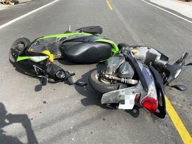 屏东离岛小琉球继9日发生游客与在地人骑机车对撞双亡后，东港警分局展开交通大执法，但14日又发生2机车对撞车祸，当中66岁田男昏迷救治中。（警方提供／谢佳潾屏东传真）