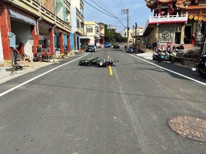 屏东离岛小琉球继9日发生游客与在地人骑机车对撞双亡后，东港警分局展开交通大执法，但14日又发生2机车对撞车祸，当中66岁田男昏迷救治中。（警方提供／谢佳潾屏东传真）