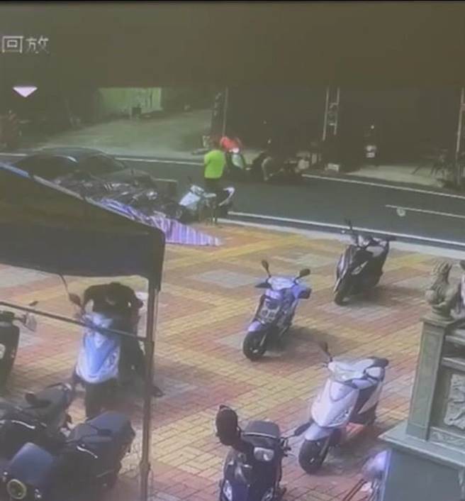 屏东离岛小琉球继9日发生游客与在地人骑机车对撞双亡后，东港警分局展开交通大执法，但14日又发生2机车对撞车祸，当中66岁田男昏迷救治中。（警方提供／谢佳潾屏东传真）