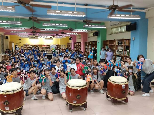 台中市大肚區山陽國小推動傳統戲曲，繼兒童節全校老師聯合公演給小朋友看，6年級學生也學起了布袋戲15日演出。（潘虹恩攝）