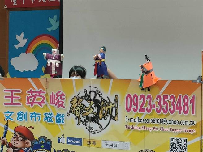 台中市大肚區山陽國小6年級學童學習布袋戲，15日演出由師長編寫的劇本《山腳仔傳奇》給全校師生，深具地方特色。（潘虹恩攝）