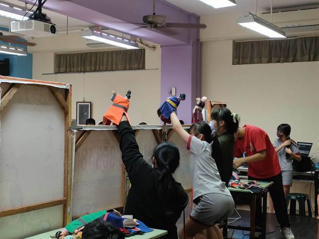 台中市大肚區山陽國小推動傳統戲曲，6年級學童經過1學期學習，15日演出由師長編寫的劇本《山腳仔傳奇》給全校師生。（潘虹恩攝）