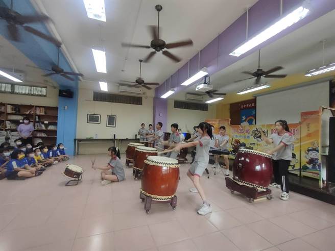 台中市大肚區山陽國小6年級學童15日演出布袋戲，劇本以山陽國小校本課程所編寫的〈山陽少年大肚探遊〉教材發想，結合大肚在地故事與太鼓隊元素。（潘虹恩攝）