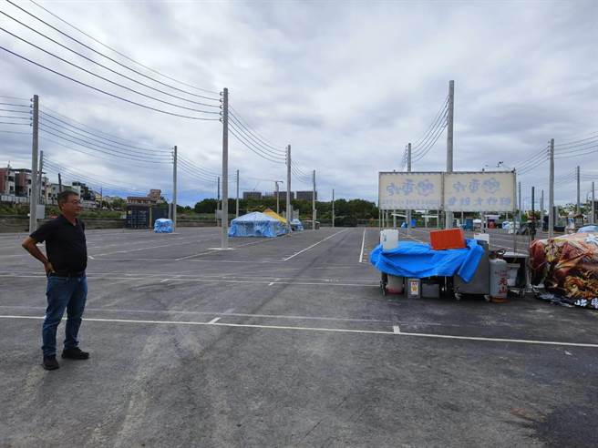 嘉义市湖美夜市遭嘉义市政府通知停业，业者无奈。（廖素慧摄）