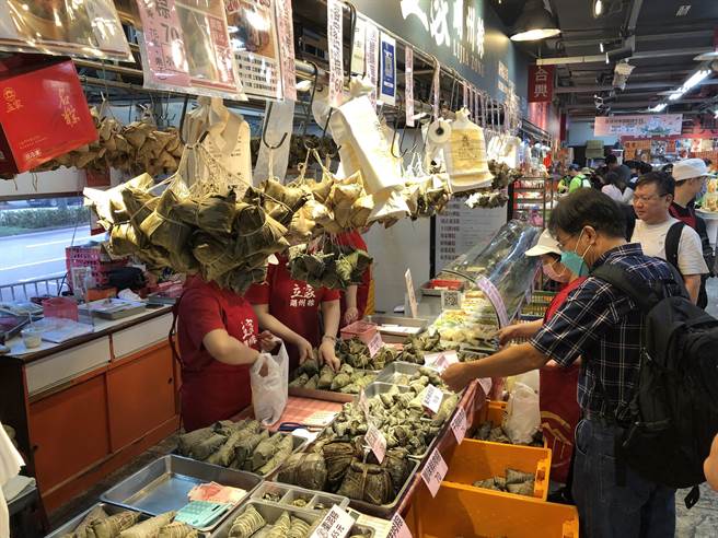 南门中继市场内店家摆出各式口味的粽子，让民眾尽情採购。（张芷瑜摄）