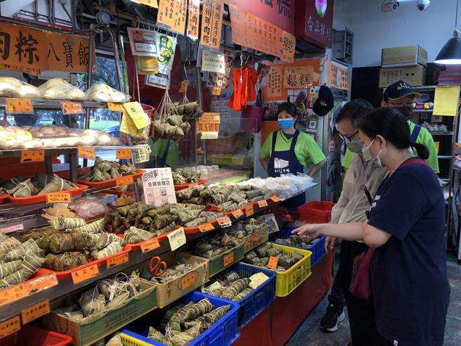 下周将迎接端午节，不少民眾跑到南门中继市场买粽子及乾货。（张芷瑜摄）