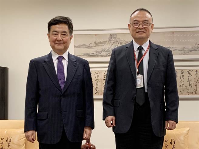 國立故宮博物院院長蕭宗煌(右)與駐台北韓國代表部代表李殷鎬(左)今就中、韓文化進行交流。（故宮南院提供∕呂妍庭嘉義傳真）