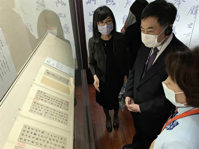 駐台北韓國代表部李殷鎬代表今參觀故宮正展出的趙孟頫〈書赤壁二賦〉國寶作品。（故宮南院提供∕呂妍庭嘉義傳真）