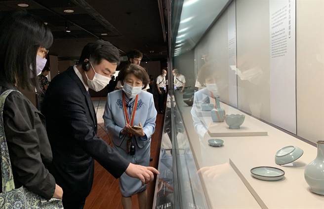 駐台北韓國代表部李殷鎬代表今參觀故宮，對北宋瓷器留下深刻印象。（故宮南院提供∕呂妍庭嘉義傳真）
