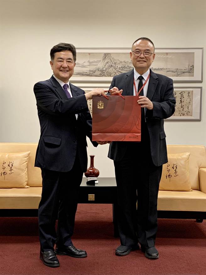 國立故宮博物院院長蕭宗煌(右)與駐台北韓國代表部李殷鎬(左)交換禮物。（故宮南院提供∕呂妍庭嘉義傳真）