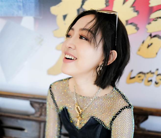 刘宣怡近日来台宣传新EP《180：Athena》。（华纳音乐提供）