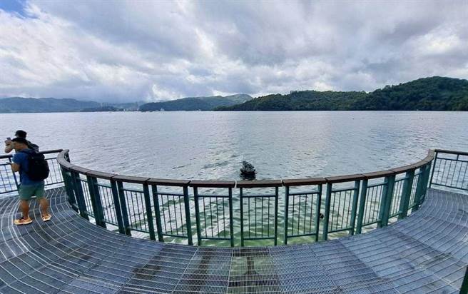 日月潭水蛙头步道270度的弧形观景平台，让游客在任何位置都能拍到九蛙。（日月潭风管处提供／杨静茹南投传真）