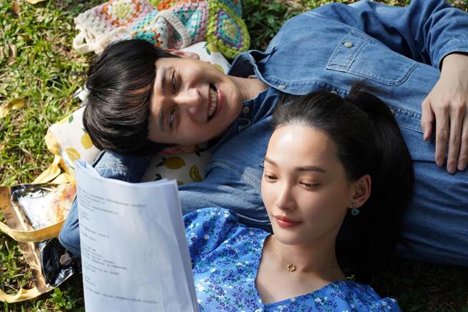 劉冠廷（圖左）林映唯躺在草地上談情，相處自然有默契。（台北電影節提供）