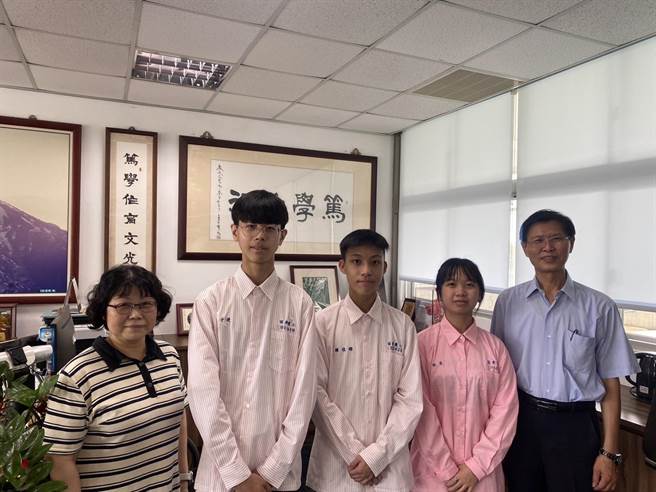 苗栗農工化工科學生黃子倢（左二）、鍾佳樑（中）、劉怡岑（右），合作探討油甘果抗氧化力，獲高中桃竹苗區科展特優，將代表進軍全國賽。（李京昇攝）