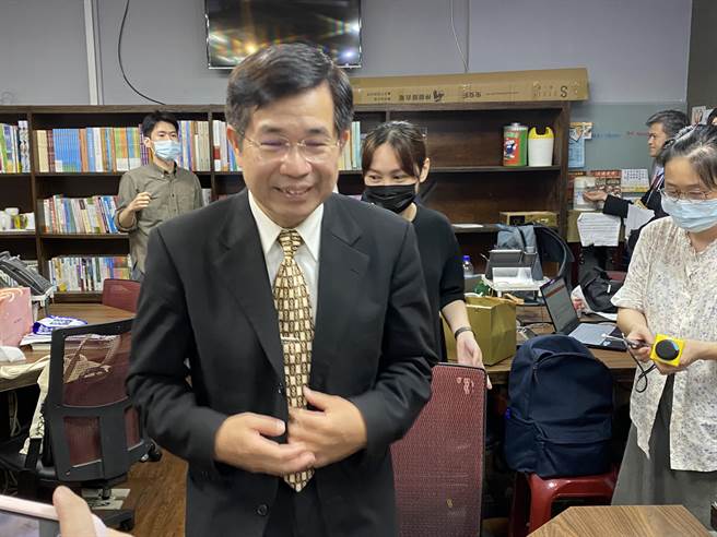 教育部長潘文忠今天表示，將補助私校來調升教師的學術研究加給。（林志成攝）