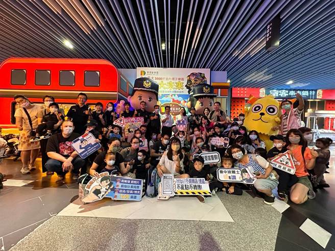 台中市政府警察局雾峰分局15日在大里中软园区异想新乐园举办警察体验营「小小Police出任务」，，新奇体验让小朋友萌喊「长大也要当警察」。（雾峰警分局提供／潘虹恩台中传真）