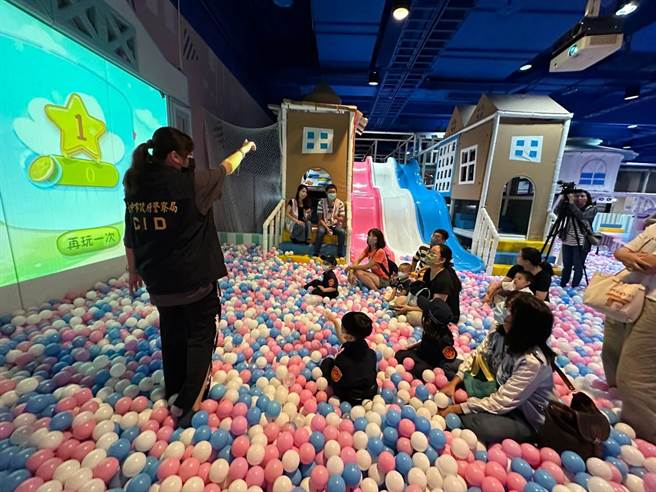 台中市政府警察局雾峰分局15日在大里中软园区异想新乐园举办警察体验营「小小Police出任务」，20位小朋友穿起制服组成小小警探团进行闯关。（雾峰警分局提供／潘虹恩台中传真）