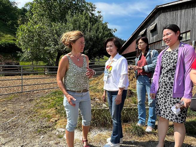 宜蘭縣長林姿妙（左二）率團參訪瑞士的照護農場，縣府期盼汲取其獨特的照護模式，完善宜蘭縣的長照體系。（宜蘭縣政府提供）