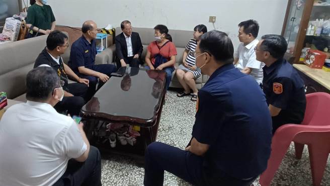 署長黃明昭（中）於警察節前夕慰問台南市警察局殉職員警曹瑞傑家屬。（警政署提供）