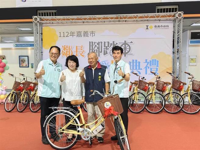 嘉義市長黃敏惠致贈變速腳踏車給西區鄰長代表。（廖素慧攝）