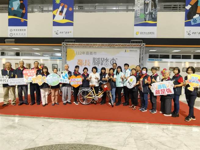 嘉義市長黃敏惠致贈變速腳踏車給各聯合里的鄰長代表。（廖素慧攝）