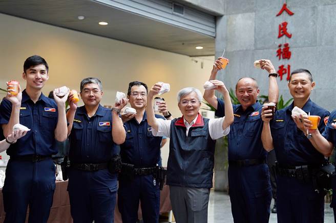 警察节慰勉同仁，北市警局长张隆兴在门口发送早餐。（警方提供）