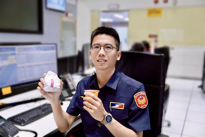 警察节慰勉同仁，北市警局长张隆兴在门口发送早餐。（警方提供）