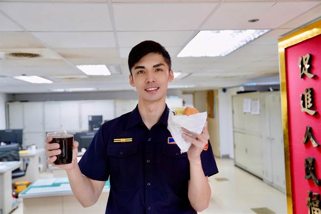 警察节慰勉同仁，北市警局长张隆兴在门口发送早餐。（警方提供）