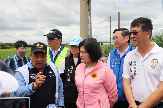 雲林縣長張麗善今（15日）主持雲153線會勘，警察局長林故廷、工務處長汪令堯、東勢鄉長張健福、縣議員蔡永富、吳蕙蘭及當地村長等地方人士到場關切。（周麗蘭攝）