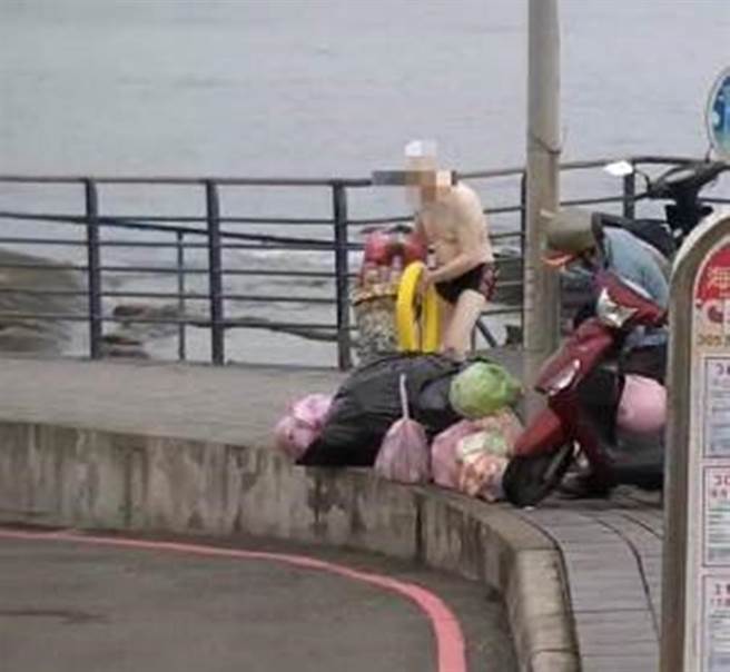 基市环保局针对外木山乱丢垃圾者开罚，图为泳客违法弃置垃圾。（基隆市环保局提供／徐佑升基隆传真）