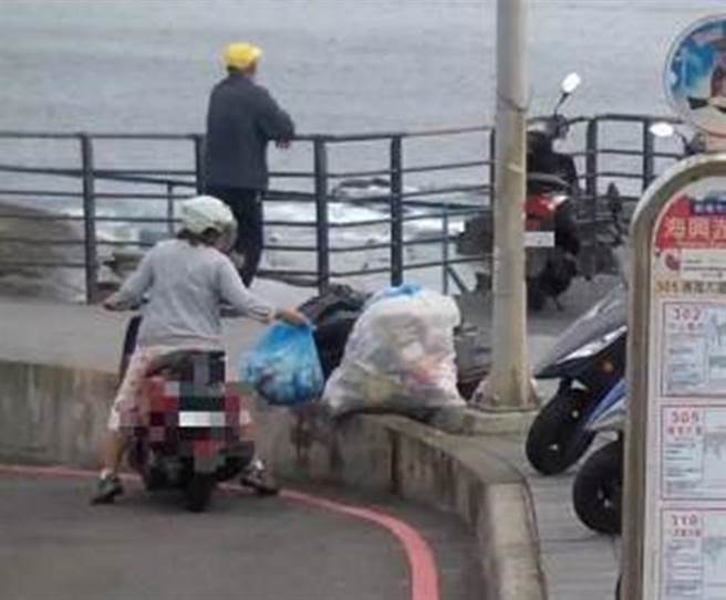 基市环保局针对外木山乱丢垃圾者开罚，图为机车骑士顺手违法弃置垃圾。（基隆市环保局提供／徐佑升基隆传真）