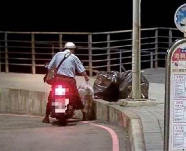 基市环保局针对外木山乱丢垃圾者开罚，图为机车骑士晚间违法弃置垃圾。（基隆市环保局提供／徐佑升基隆传真）