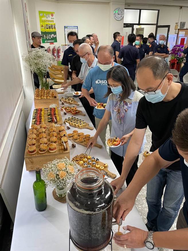 台中市警察局第三分局舉辦慶祝活動，活動現場準備了甜點下午茶和香酥鹹酥雞，為警局營造了輕鬆愉悅的氛圍。（台中市第三分局提供／馮惠宜台中傳真）