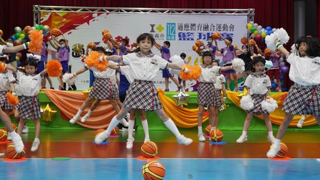 嘉義市嘉北國小啦啦隊、資源班與特教班的學生表演「灌籃高手」拉起活動序幕。（嘉義市政府提供／廖素慧嘉市傳真）