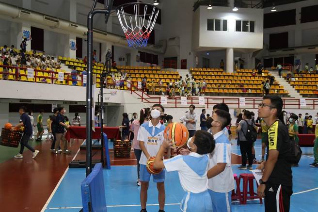 嘉義市適應體育融合運動會特教生體驗打籃球。（嘉義市政府提供／廖素慧嘉市傳真）