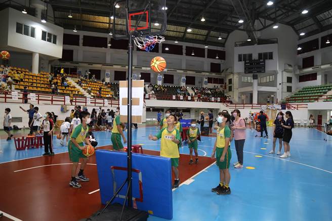 嘉義市適應體育融合運動會特教生體驗投籃。（嘉義市政府提供／廖素慧嘉市傳真）