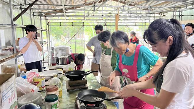 延續農村好味道，蜂農葉柏廷與志同道合的團體辦活動，廣邀年輕廚師觀摩學習。（張毓翎攝）