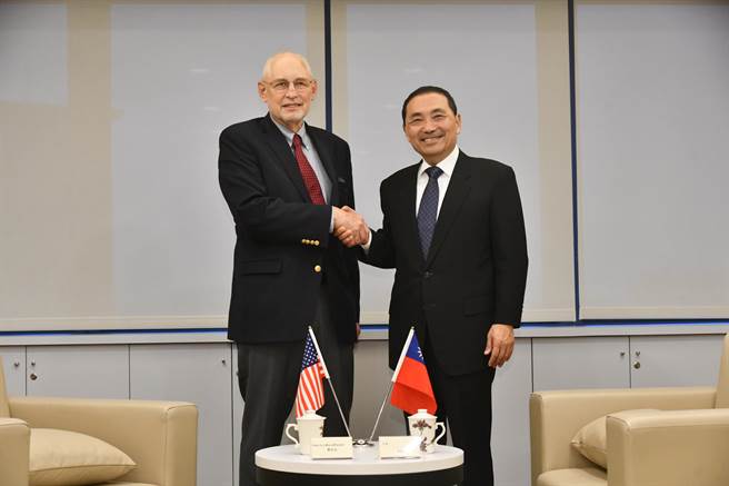 美國知名漢學權威、哥倫比亞大學政治學系教授黎安友14日拜會新北市長侯友宜，雙方針對兩岸情勢、美中台關係進行交流。（新北市府提供）