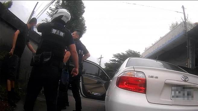 桃园警察分局中路所警员陈柏宏14日下午巡逻时，于国际路发现一辆自小客闯红灯，将其拦查逮捕。（翻摄照片）