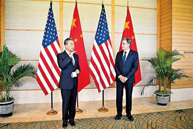 2022年7月9日，时任中国国务委员兼外长王毅（左）在峇里岛出席二十国集团外长会后和美国国务卿布林肯举行会晤。 (新华社)