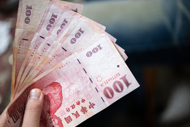 一位女子抱怨爸爸爱当奥客、以为花钱是大爷，不知道如何才能摆脱这种情况。（示意图／shutterstock）
