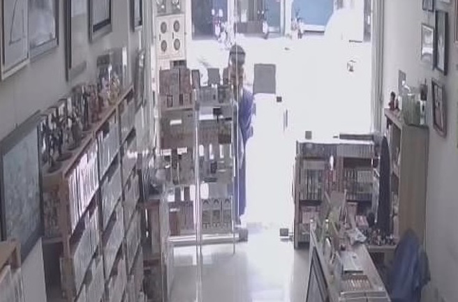 高雄左营有男子穿土地公人偶装沿路随喜功德，没想到在1处店家拒绝后，竟赖在门口停留约2分钟才离开。（翻摄自脸书爆怨公社）